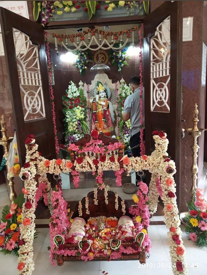 श्री स्वामी समर्थ यांची फुलांनी सजवलेली पालखी व विशेष पूजा